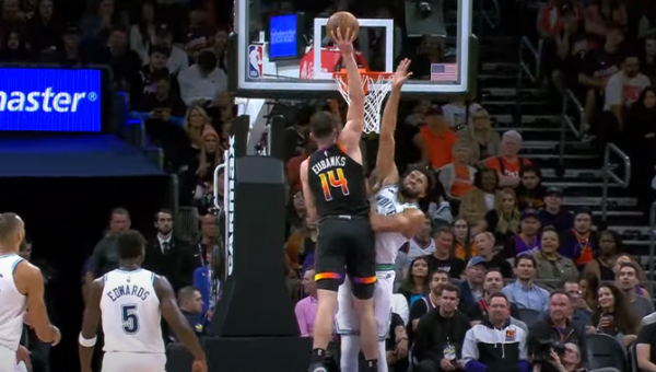 Gražiausias NBA nakties epizodas - efektingas „Suns“ aukštaūgio dėjimas (VIDEO)